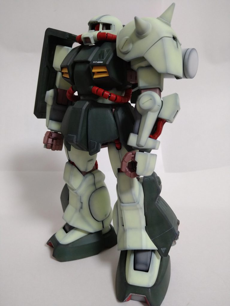 この角度ならカッコ良い感じです。ホント良い色ですね。この配色でザクやっちゃう予感です。