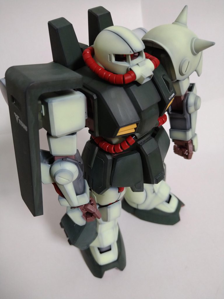 塗装はエッジをグレーで塗った後、立ち上げの様に塗る方法を試してみました。相当微妙ですが、やってみて良かったです。エア圧とか塗料の希釈など、皆さんが言っている意味が少し分かったような気がします。いきなり目立つ薄い緑から塗ったので、うわっ、て感じですw