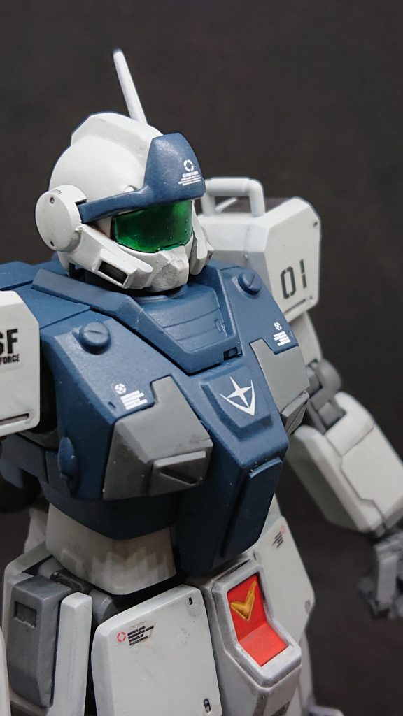 バイザーは半分に切り落として中心部を盛ってみました。