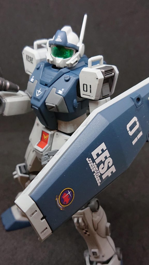 シールドはリバイブガンダムの物です。十字はプラ板とパテで埋めました。スプレーガン