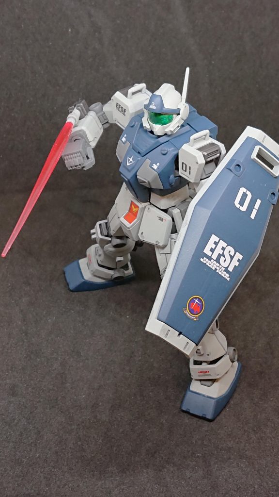 ビームサーベルは右腕に装着。