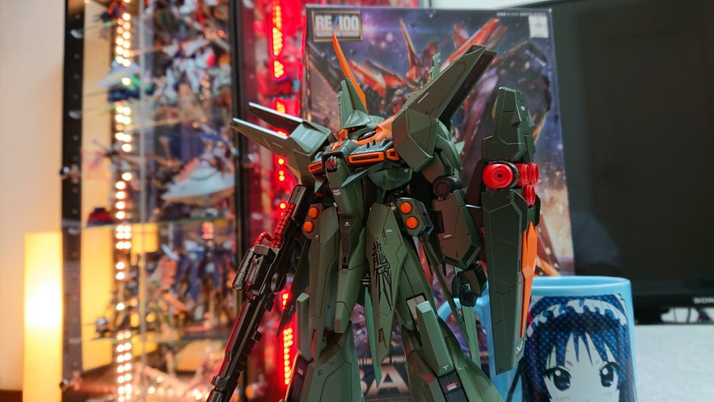 モノアイはHアイズですが、デザイン的に奥まっているので中々目立ちません。