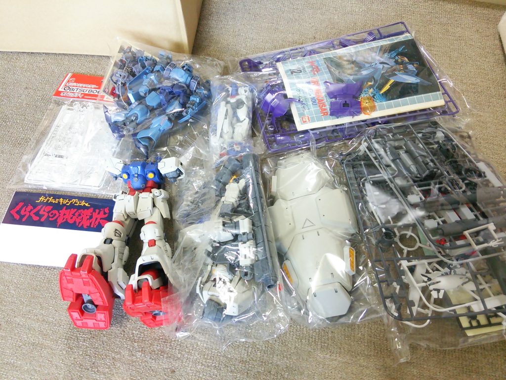 「くらくらの挑戦状」というのは･･･同店舗に存在するガンプラなどのジャンクパーツを使ったガンプラ作品を作るというもの。※今年開催予定の同企画ではジャンクパーツの売り方やコンペ内のガンプラ製作方針が異なりますのであくまで「参考」としてご覧ください。今年開催分は「送られてくるパーツとビルダーそれぞれのジャンクキットの組み合わせ」でも可能でハードルが下がっています2016年時はこのような大量のパーツとキットの山が送られてきました･･･今年は参加要件に対する追加ボックス、「パンドラボックス」扱いらしいですよ。