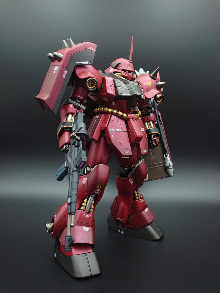 モールドの追加、動力パイプをハイキューパーツさんのメタルパーツに変更、モノアイ、バーニア、ビームマシンガンのセンサー部、エンブレムにビルダーズパーツを使用しました。