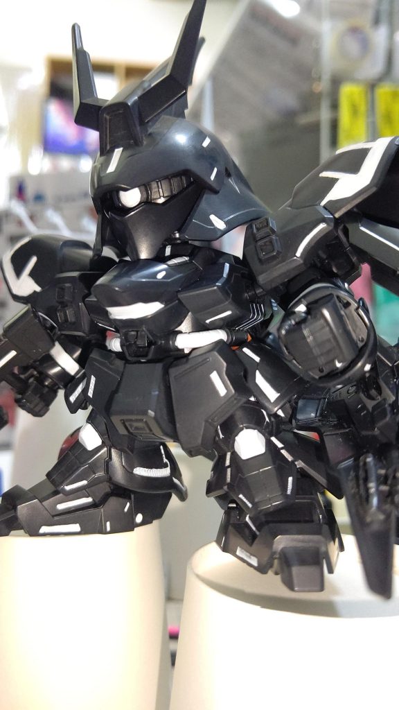 全体のバランスを見ながら蛍光色を塗る箇所(主に凹部分)に白を入れまして。。黒色部分はテカらせました。。