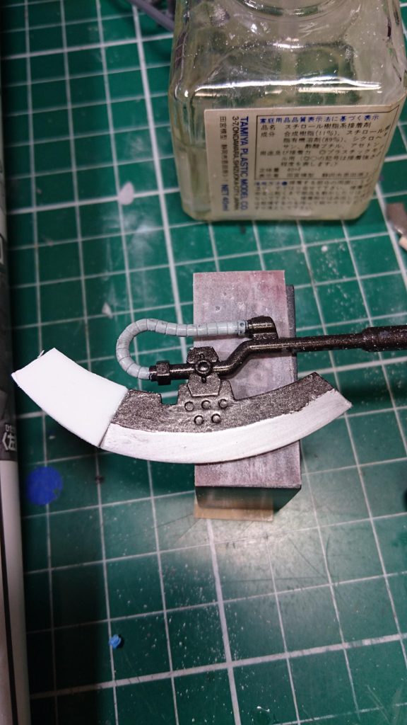 ジャイアントヒートホークの本体は1/100の物にプラバン積層の延長刃を付け製作しました。