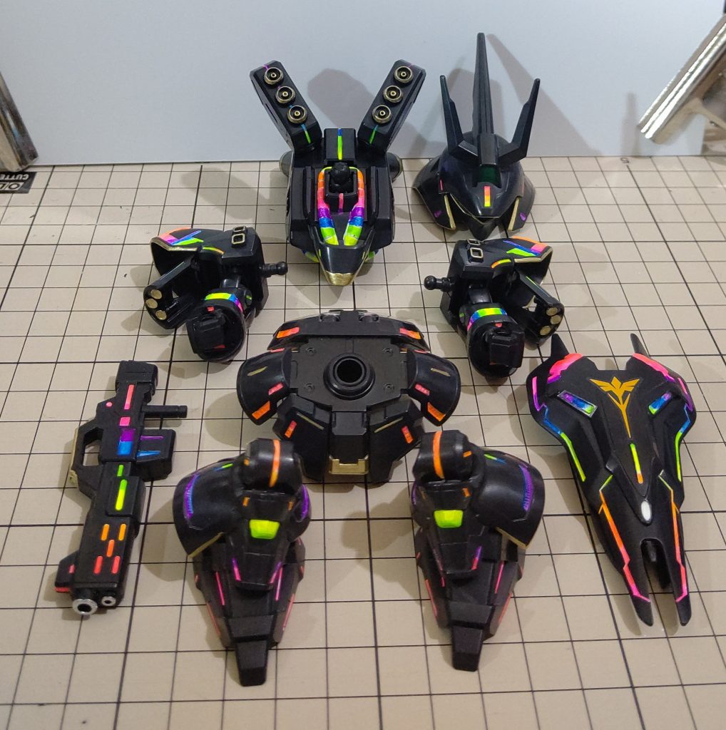 白の上に蛍光色を入れ、仕上げにマーカーで金や銀を(主に凸部分に)入れまして。。