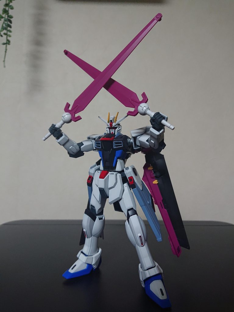 使った素材は部分取りにブクオフ買ってきた全塗装済み(ライフル欠品)のフリーダムとこれまた組済みバラ売りしてた素組ラヴストライカー私、バエルは使ってませんっ！(往年の柴咲コウ風)特にフリーダムに関しては前オーナーさんの丁寧な工作、塗装にキットへの愛を感じつつもばっさり切った塗ったさせてもらいましたま、工作した箇所といえばフリーダムの背中の出っぱりを切り落としフラットに、ストライカーサイズの先っぽを整えたことくらいだけな超お手軽改造ですま、ストライク+フリーダムってミキシング内容としては無難過ぎですね (自嘲)    
