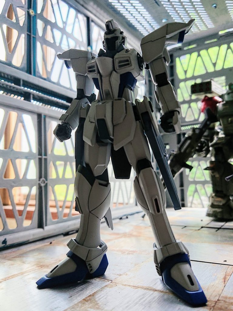 塗装に関しては白い部分は白くなかった部位は白サフ吹きっぱなし&元々白い部位はそのままアグニカソードはピンクサフ→クレオス缶スプレーその他箇所は筆塗り&素材のまま(特に下半身は99%そのままw) 