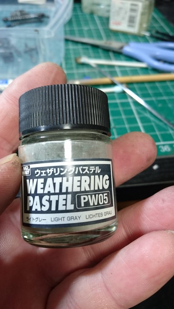 ウェザリングはクレオスのライトグレーを水性溶剤で溶いて塗りつけて乾燥後拭き取りました。