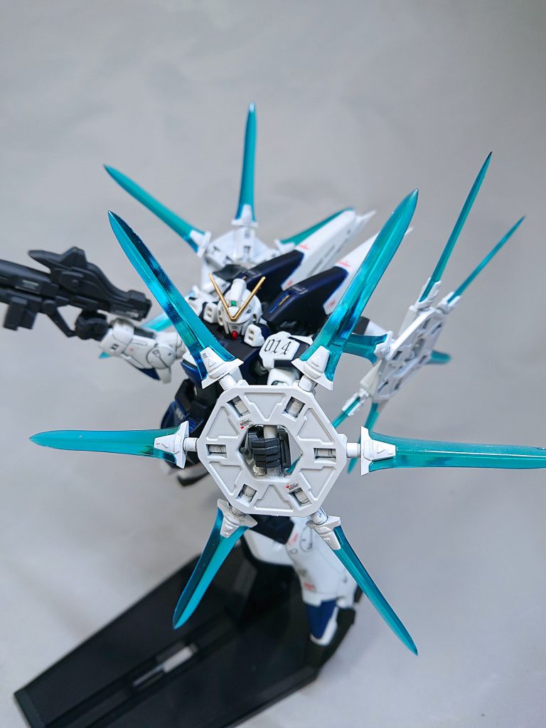 コトブキヤのMSGのマギアブレードを使用。ほぼそのまま使っています。全3セットが作れたので余った1セットはシールドとして手に（かなり強引に）持たせています。