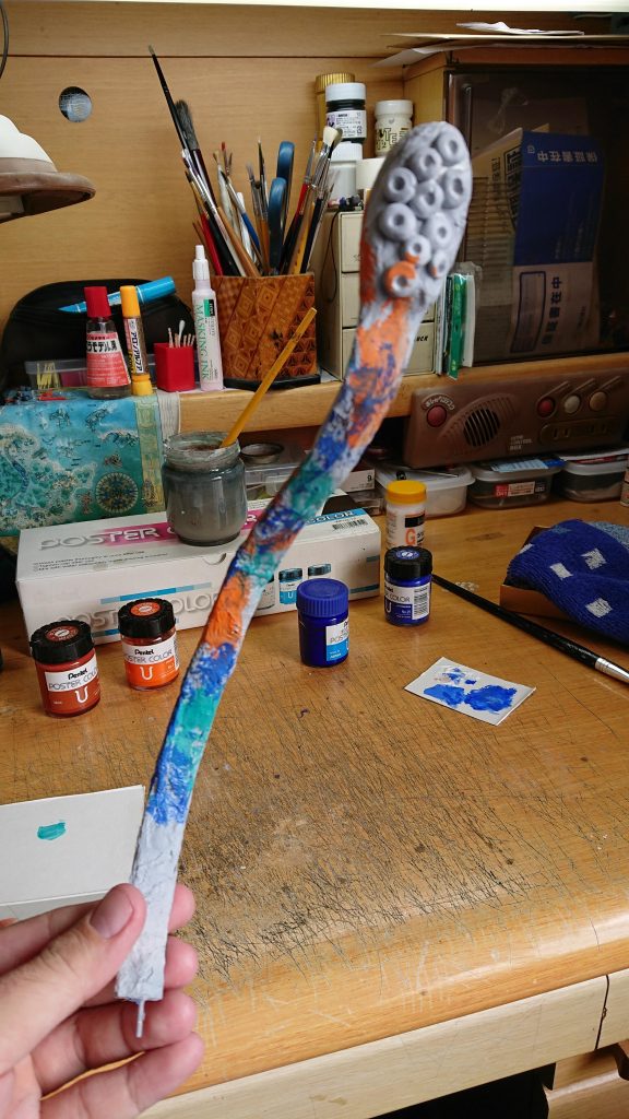 スプラ◯ゥーン。(笑)深淵の脅威、にゅるにゅる触手は。アルミ線を通した段ボールに、軽い紙粘土で肉付けして。ボンドでティッシュを上から張り付けて、表面の雰囲気を出してます。着色したら、以外と美味しそうなビジュアルになったなぁ。炙ると尚よし。w