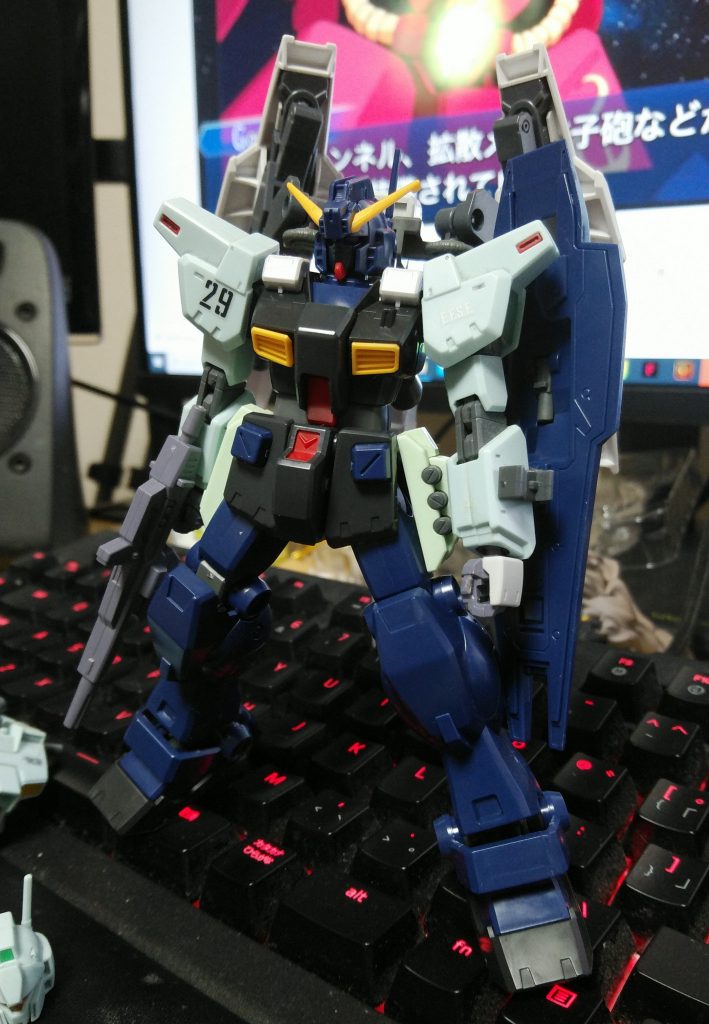 腰にジェガン、肩にジムカスタム、ガンダムmk2のビームライフルと手首、シールドブースターはメテオホッパーのパーツを流用後、塗装しました。