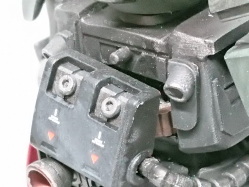 電源は無理やり胸部内にボタン電池を取り外ししやすようにランドセルは磁石固定でパかっと外れます。