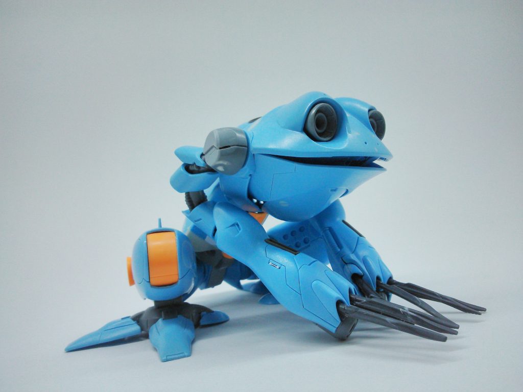 口は開閉出来るよう改造しました。しかし、LED 仕込んだら配線で、残念なことに。