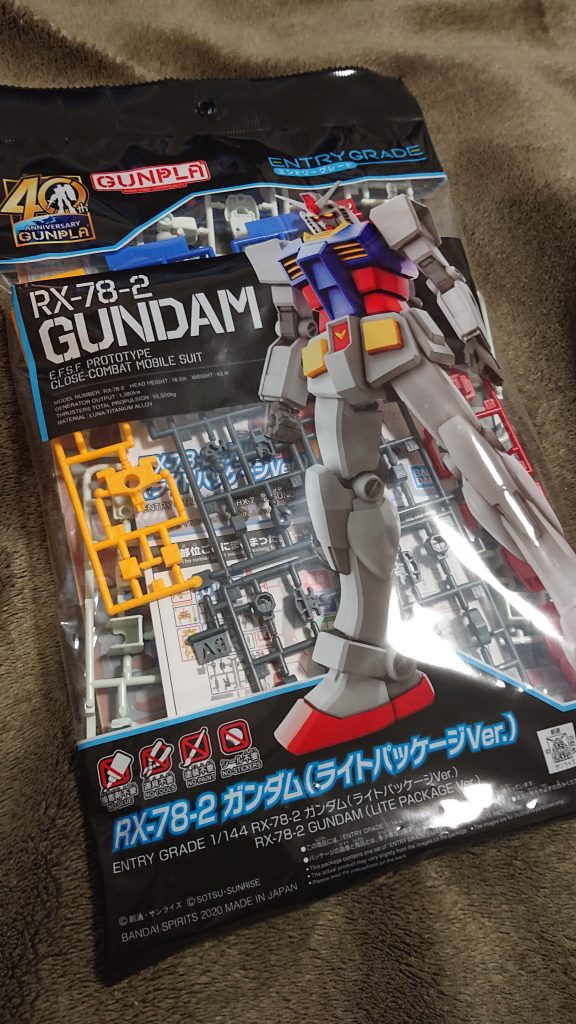 外装パッケージです。500円（でしたっけ？）なので改造したり塗ったり色々試すにはもってこいですよね。今後に向けた検証も兼ねて以下3項目をゆるーく試してみることに。①充電式エアブラシ使う     →半年位放置してたので💦②調色したAOZ系カラーの色味再確認     →前回使用した塗料のアップデート③光沢仕上げの確認     →②を光沢で仕上げてどうなるか