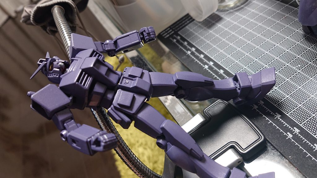 水性ホビーカラーをエアブラシでベタ塗りしました。久々に充電式エアブラシ使いました。前回は希釈具合もよくわからず思ってたよりうまく塗れずムムーッって少し苦手意識があったのですが今回はEGだし気楽にやってみたらそこまで変な感じにはなりませんでした😲これなら次回以降も使えそうな気がします😃ここからは筆塗りで上塗りしていきます！