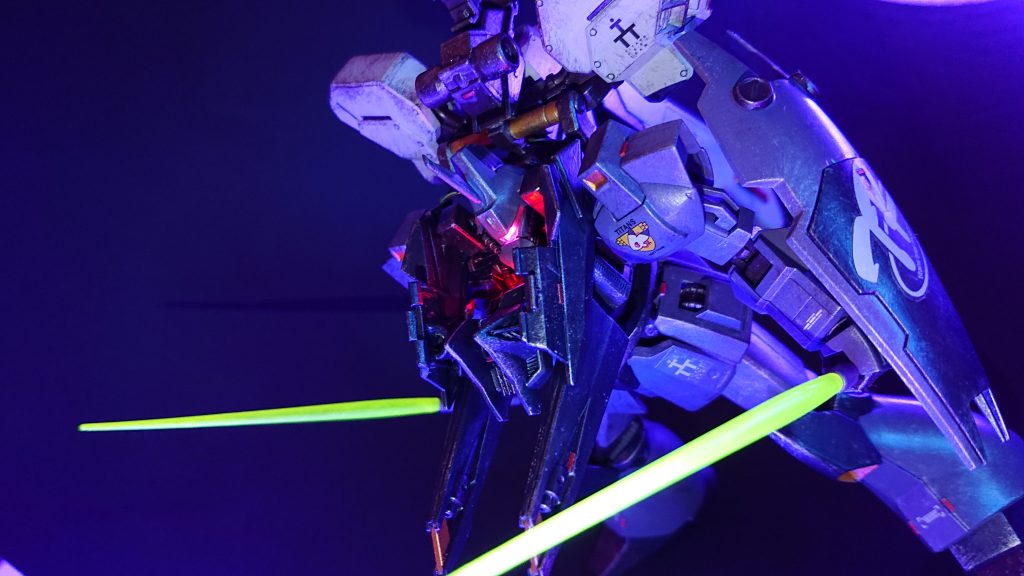 アクリジョンの蛍光イエローを水で薄めて塗ったビームサーベル二刀流をブラックライトで照らしつつ、胸部強化パーツにミライトLEDの赤を忍ばせて撮ってみました🤳✨ブラックライトは本体に光が当たると紫色が強く出てしまうので極力ビームサーベルにしか当たらないよう工夫して撮りました。今回は最初からAOZ設定資料集のイメージをゴールにカラーリングや追加パーツなどの形状をどうするか考えながら作成しました😌行き当たりばったりな所や電池ボックス格納時のトラブルなど当初計画より手間も時間もかかってしまいましたが、なんとか完成まで漕ぎ着けられて良かったです😊また、苦労した分?完成後の達成感もひとしおでした😃以上、長文失礼いたしました🙇💦😌💦