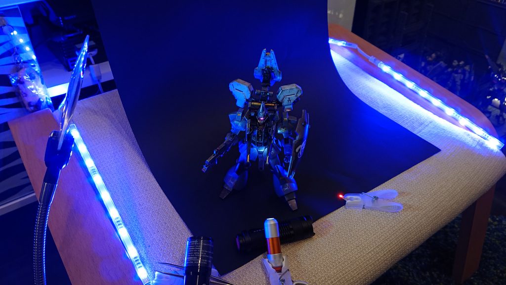 今回の撮影環境です。100円ショップのA3画用紙(黒)と両サイドにブルー系のベース照明(LED)で宇宙空間ぽくし、更にDIMEの付録についていたリングライトを用いつつ、スマホで撮りました🤳撮影ブースあると便利なんだろうなあと思いつつ、毎回気まぐれでセッティングしてます😌💦