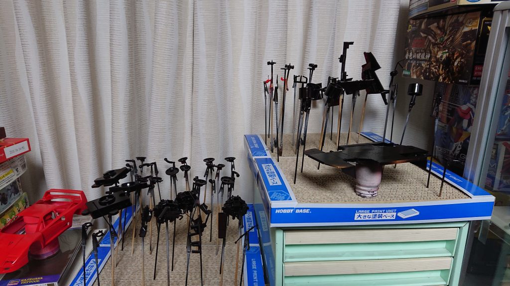 カーモデルと一緒に下地の黒を塗装中。この後シルバーを吹いてから、半年以上放置していました；