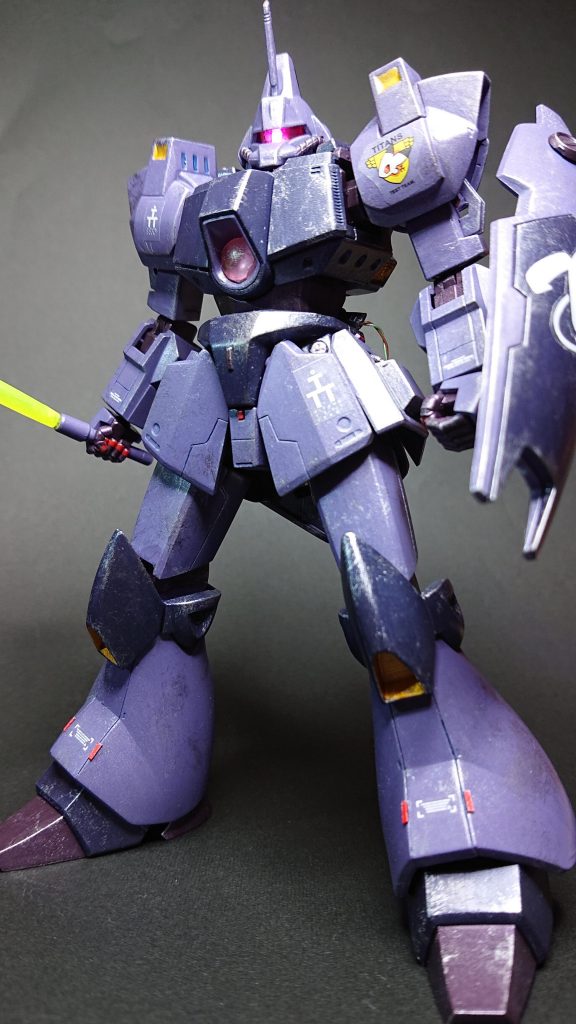 各種強化パーツを外したノーマルバージョンです。機体本体は少しだけスジボリやレッドポイントを加えてディテールアップをしています。指先もAOZ仕様の赤で塗ってます🟥🖌️ノーマルバージョンであらためて見直してみるとカラーリングのせいもあってか、ギャンにも見えてきますね😌💦