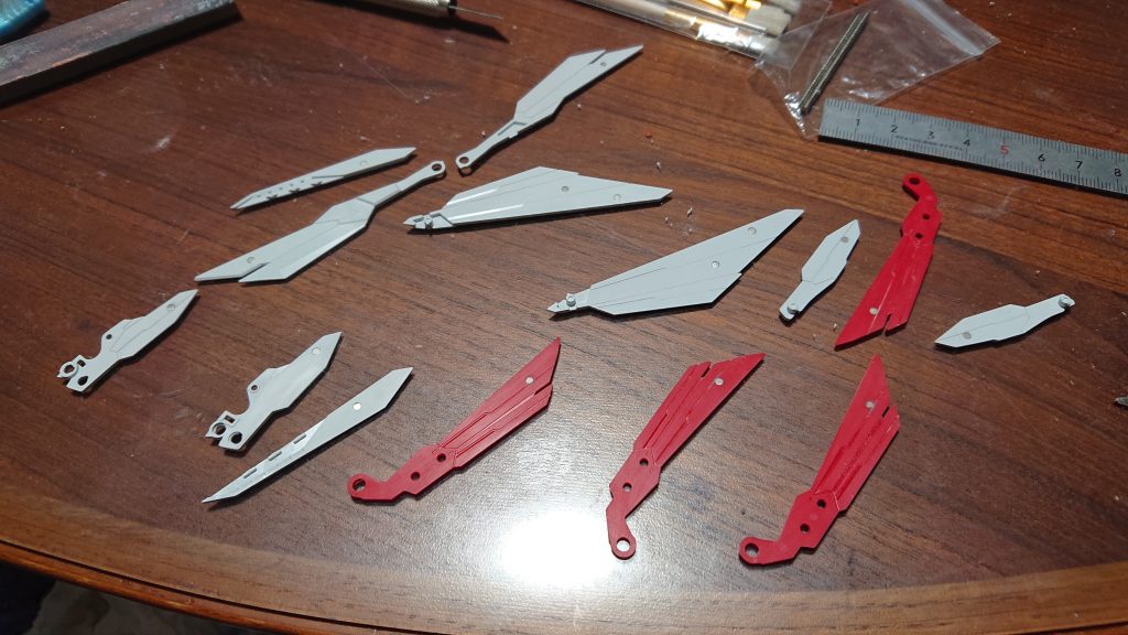 模型誌の作例を参考に、ウイングの展開用のピンを切り飛ばし、穴を埋めてネオジム磁石(直径2mm×高さ1mm)に置き換えています。もう少し小さいサイズの磁石の方が作業はしやすかったかもしれないです。