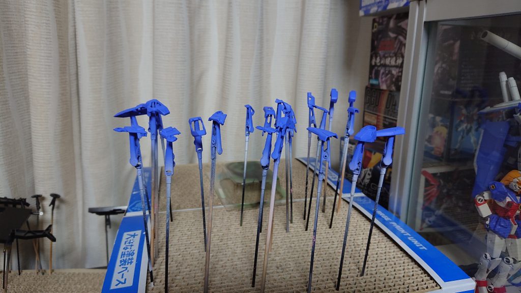 塗装レシピは以下のとおりです。Gはガイアノーツ、CはGSIクレオスの塗料です。白:ベースホワイト(C)→Exホワイト(G)赤:ピンクサフ(G)→スーパーイタリアンレッド(C)青:ベースホワイト(C)→ブライトロイヤルブルー(G)+色ノ源マゼンタ(C)少し黄:ベースホワイト(C)→マイルドオレンジ(G)グレー(機体):メカサフライト(G)+オキサイドレッド(G)少しグレー(バスターライフル):Exブラック(G)→ブルーグレー(G)メタリック(バスターライフル他):Exブラック(G)→スターブライトアイアン(G)