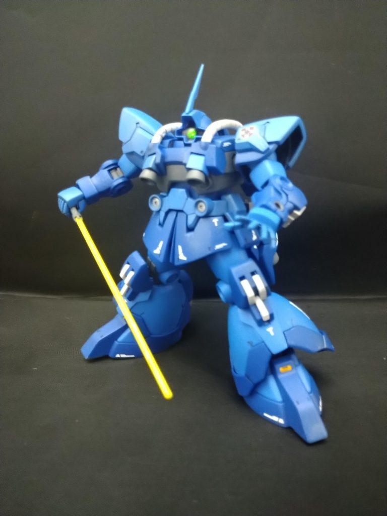 ドムのヒートサーベルを移植。左の平手は本機体ではあまり意味がなくリバイヴドムを販売する為の付属品だったと思われます。