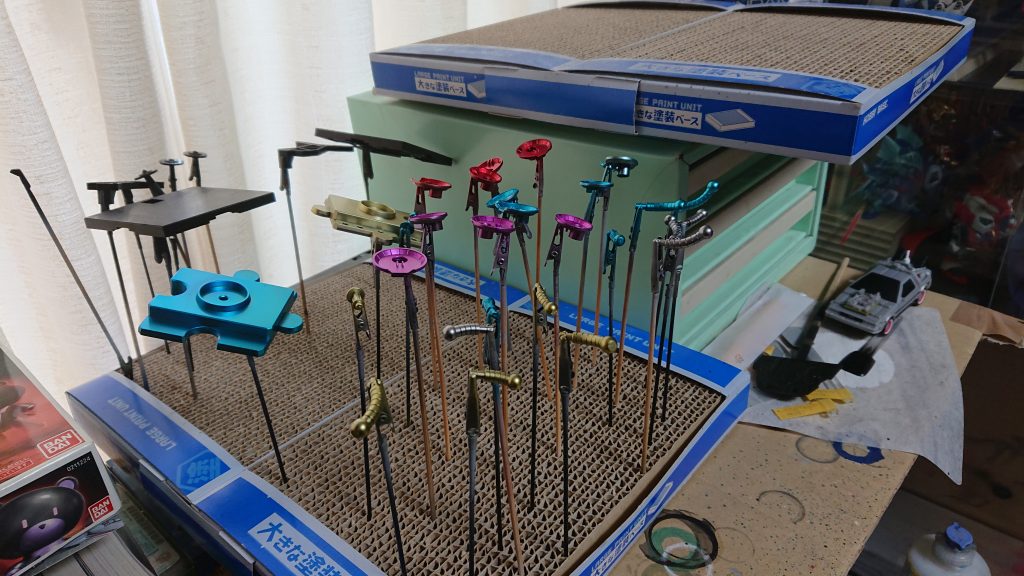 思い立ってシルバーの上に各種クリアカラーを塗装。塗膜がはげるのを予防するため、手足はさらにクリアでコートしています。