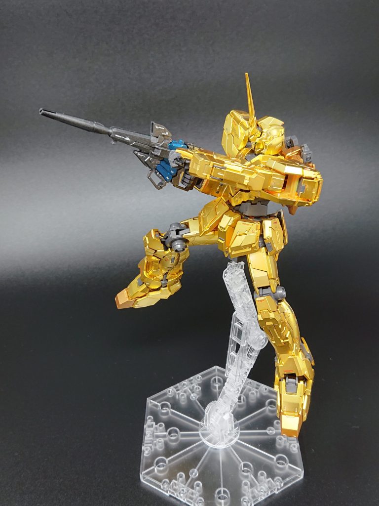 ビームマグナムを両手持ちで発射。マグナム本体はスターブライトアイアンで、カートリッジはメタリックブルーで塗装しています。