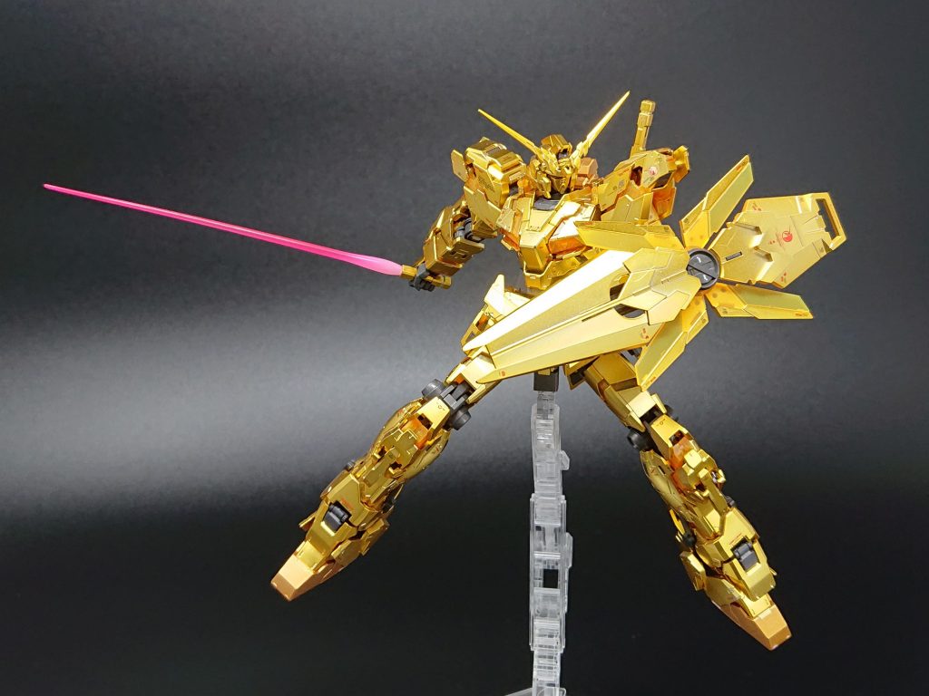 ビームサーベル、シールドを構えて。ビームサーベルは根元をExホワイト、刀身を蛍光ピンクで塗装しています。