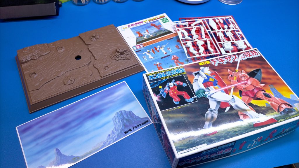 ベースと背景の写真もセットになってますなので塗装するだけのお手軽キットです