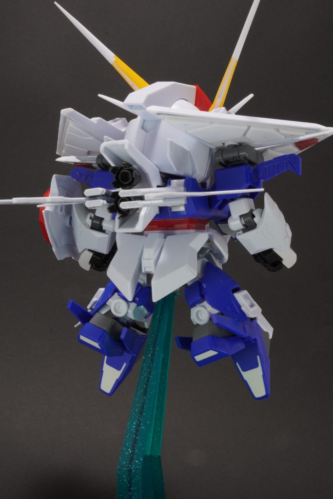 肩アーマーの裏面にもプラ板でディテールアップしています。