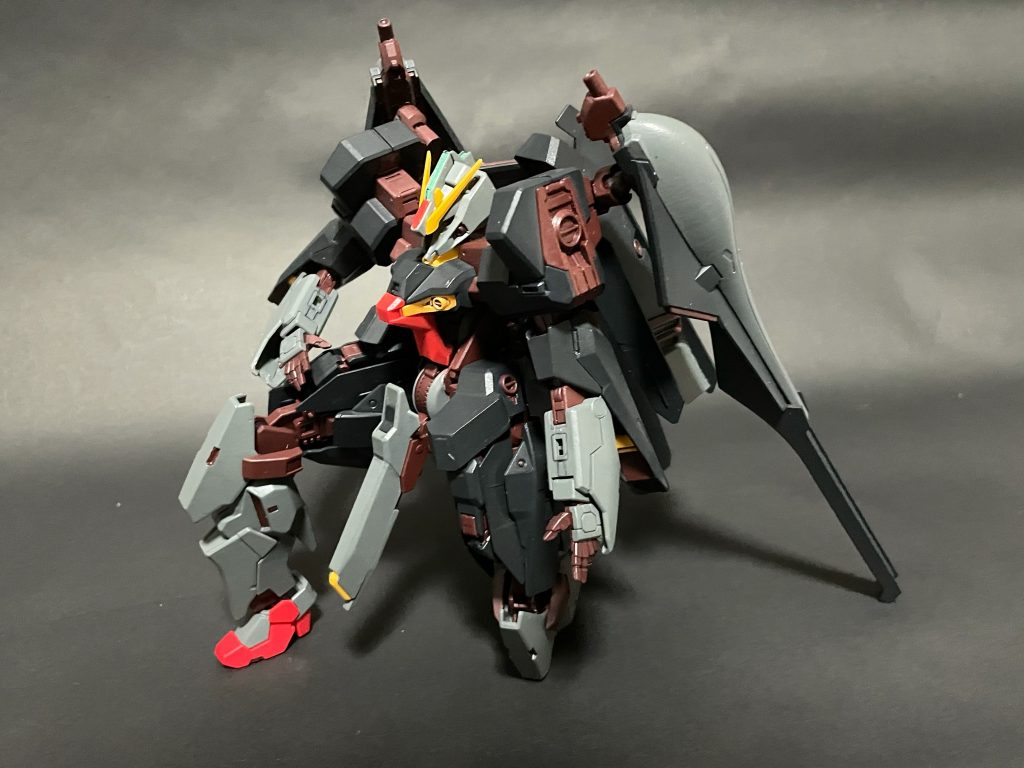 足回りの可動範囲が広く、ポージングがつけやすくなっています。立ち膝もできます👈推しポイント