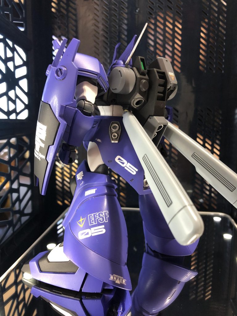 後ろバックパックとビームライフルはリゲルグから移植