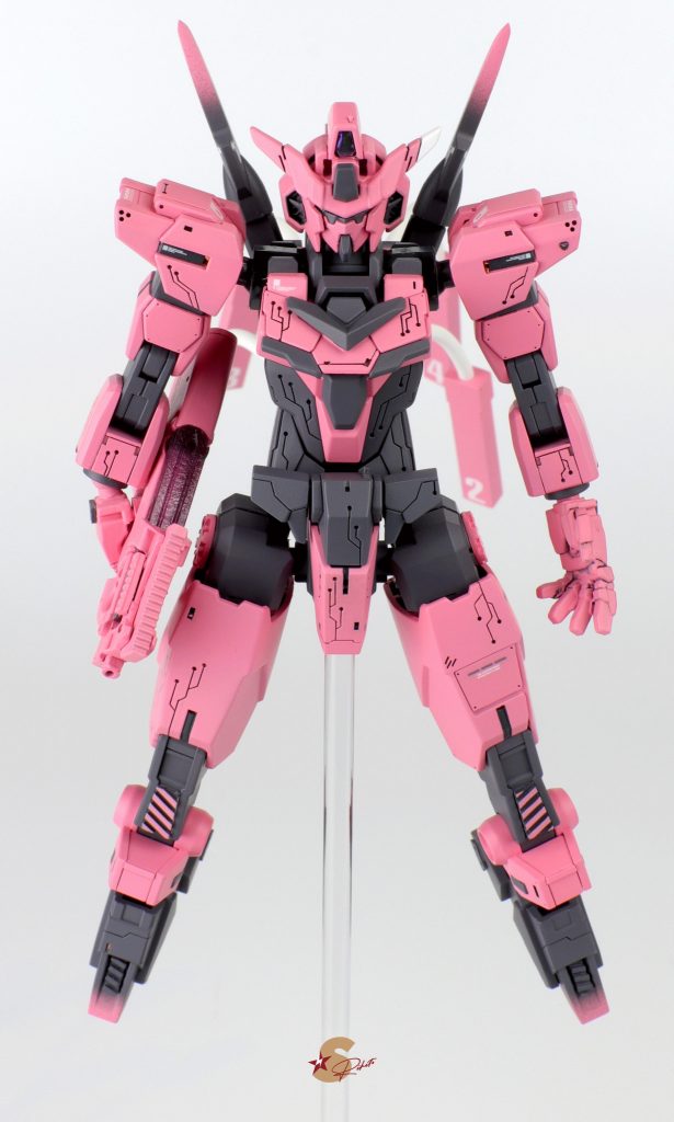 作品の頂点となるバックパックのブレード、つま先は今回のために調色したピンク色のグラデーションにしてバランスを整えています。足元はブーツの靴紐をイメージしたピンクのラインを別パーツ化でインストール視覚的に脚長効果も狙っています各所のマイナスモールドには、カッパーメッキフィルムを入れてあり、角度によって鈍いゴールド調の光りが反射するアクセントになっています。