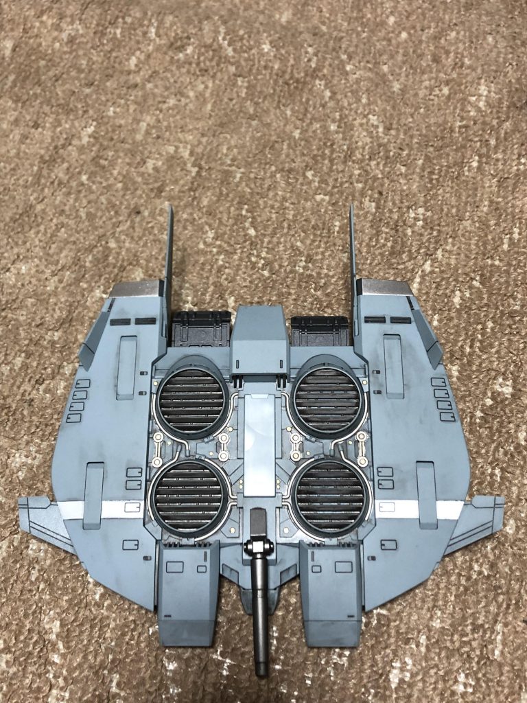 足をかけるステップ?とグリップ、丸型のフィン部、武器、バーニア、ホワイトラインはエアブラシ塗装、メカモールドは筆塗り、リアルタッチマーカーで見よう見真似で汚した後つや消しでフィニッシュです。真ん中のフタは完全無加工なんで本体との違いがわかりやすいかと