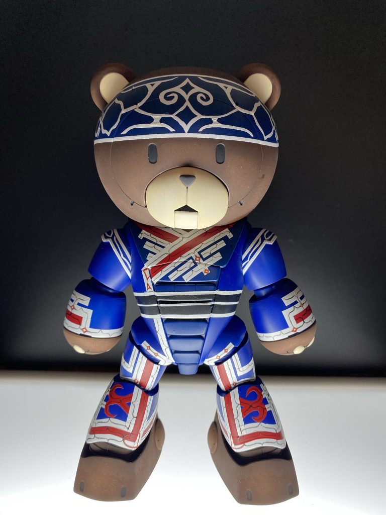 ハセガワのフィニッシュシートで白と赤の太いラインを引き、その上にエナメル塗料で刺繍の模様を描き込んでいます。