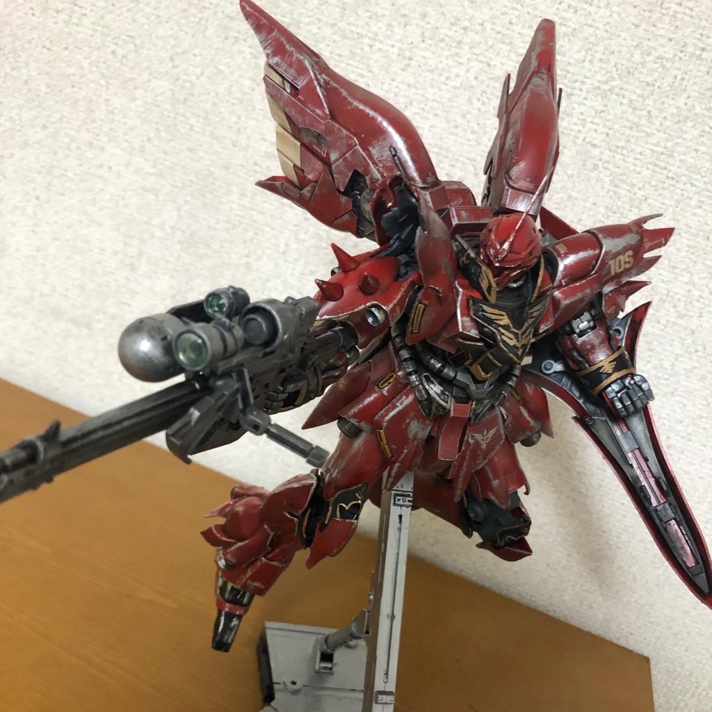 ビームライフルを構えたポージング。左肩の塗装のハゲ感がお気に入りです。