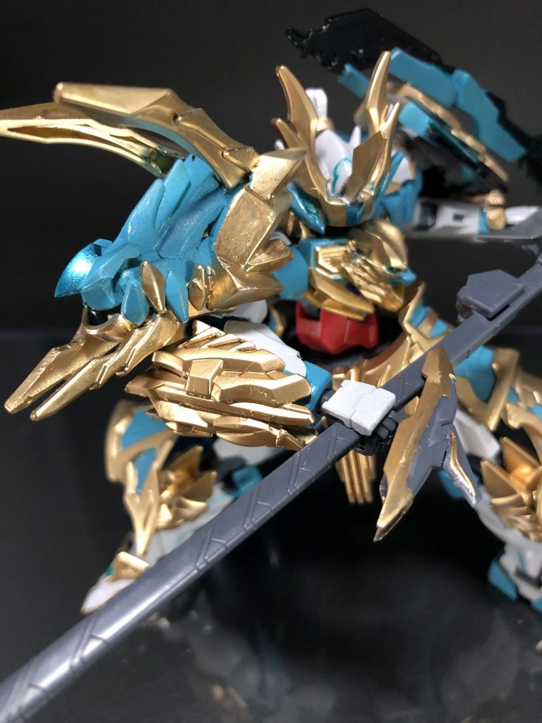 ピンとくる人はもう勘づいてるかもしれませんが肩のこれモンハンのジンオウガっぽい物を作ってみました。見えますかね……?