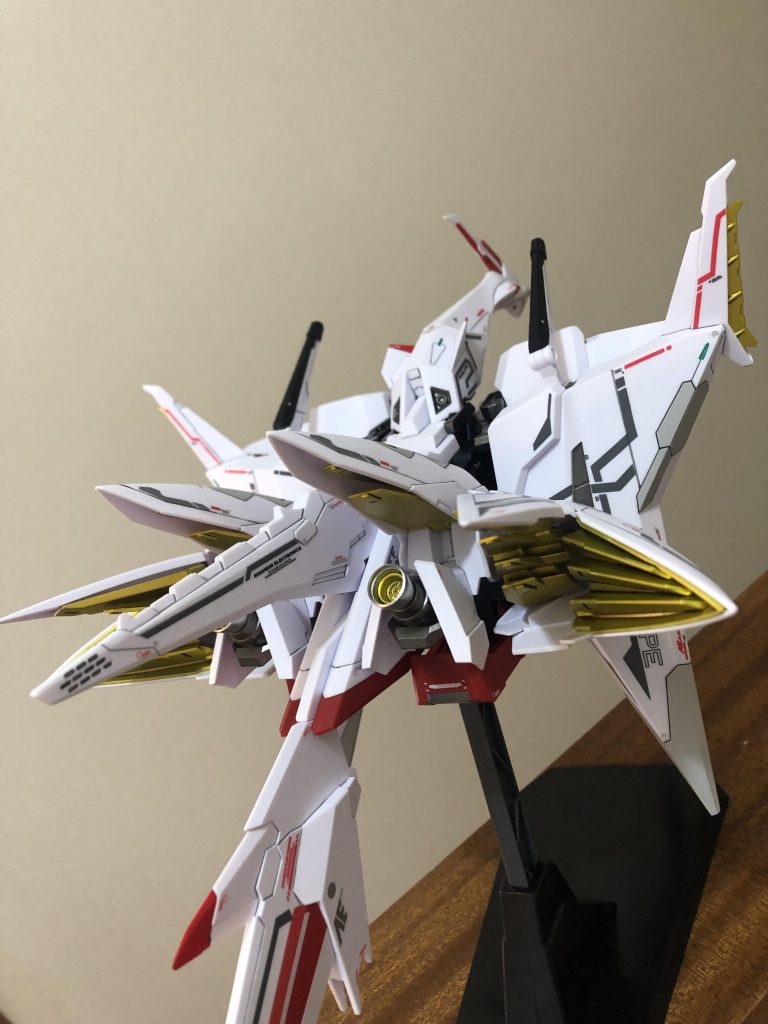 足首に来るバーニアと背中のバーニアはビルダーパーツに変えてあります。