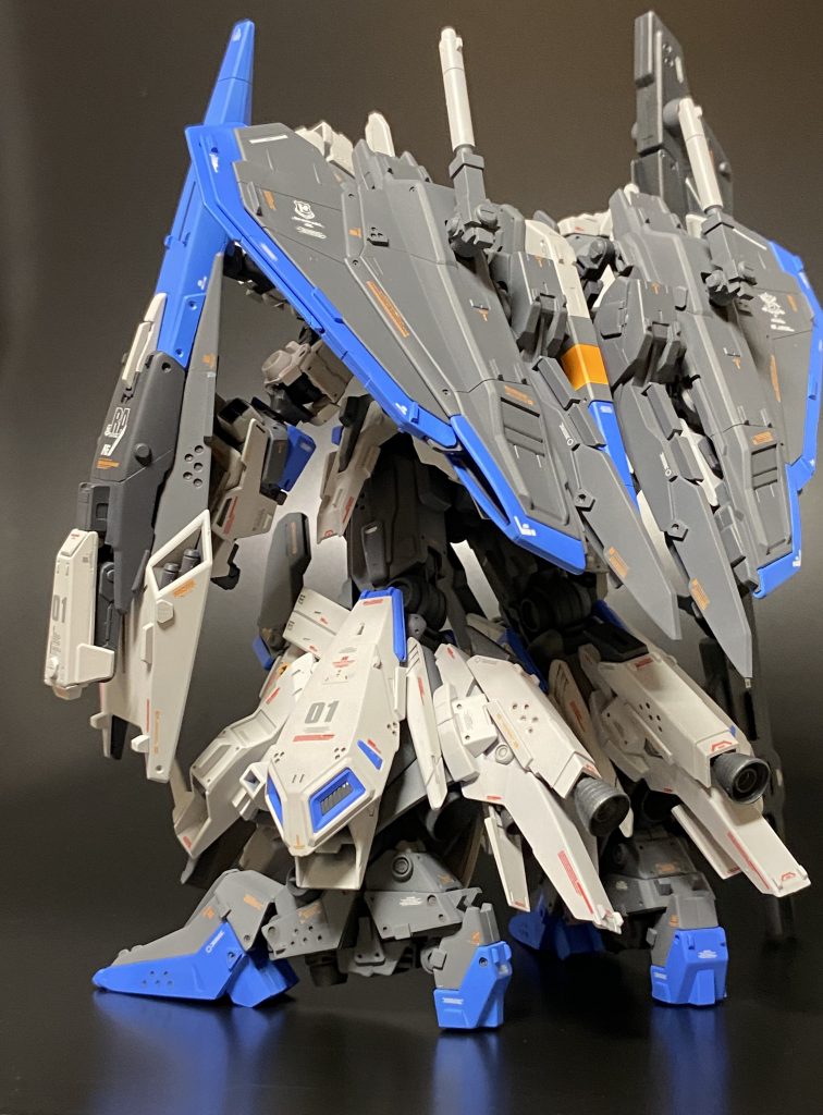 後ろから。 勇者王ばりのフライングアーマー 展開した隙間部分にミノフスキーフライトシステムが積まれており重力遮断に各部スラスターで短時間ながら飛行を可能にしている。