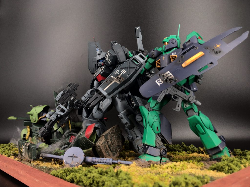 「よせ！！1人2人殺したところで晴れる怨みか！？」ネモは逃げ出したティターンズパイロットに直接トドメを刺そうとするドミンゴに対して慌ててライフルの持ち手を変えて静止に入るようなイメージで配置しました。ドミンゴとネモのシールドにはハイザックから受けたザクマシンガンの被弾跡をイメージしたダメージ表現を入れてあります。