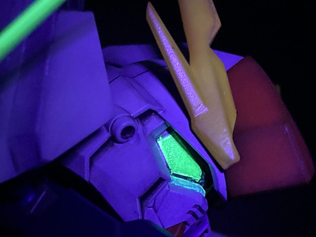 目玉無しバージョンはツインアイにも夜光塗料を塗っています。