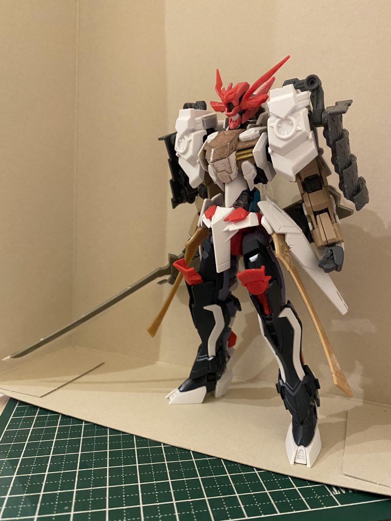 フルシティの胴体が大きく、無骨な印象が強すぎたので、素のグシオンリベイクに変えてみたところぴたりとあったので置換。ただ、胴体のサイドアーマーはフルシティのものの方がかっこよく感じたので、切り離し、接着しています。ついで肩に武者鎧らしい装甲をつけたくなり、コトブキヤのエクスアーマーを持ってきています。