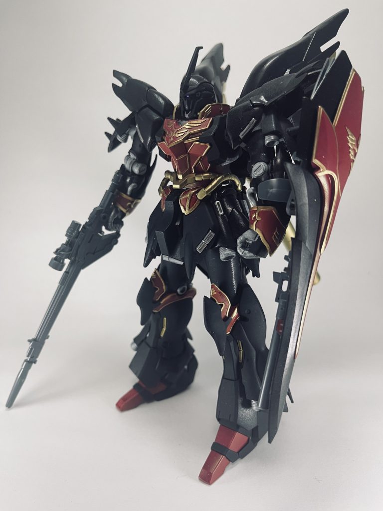 今回使用したガンダムマーカーは、ガンダムブラック、ガンダムゴールド、ガンダムシルバー、メタリックシルバー、シャアレッド、ガンダムメタバイオレット(モノアイのみ)です。