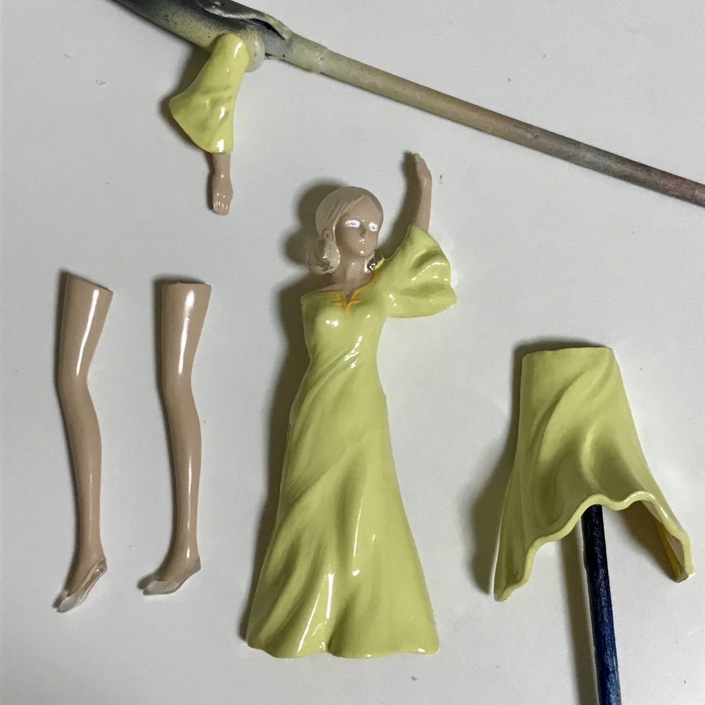 肌はクレオスの薄茶色、服は白に黄色を混ぜて作りました。服の黄色のラインはガンマカのイエローです。