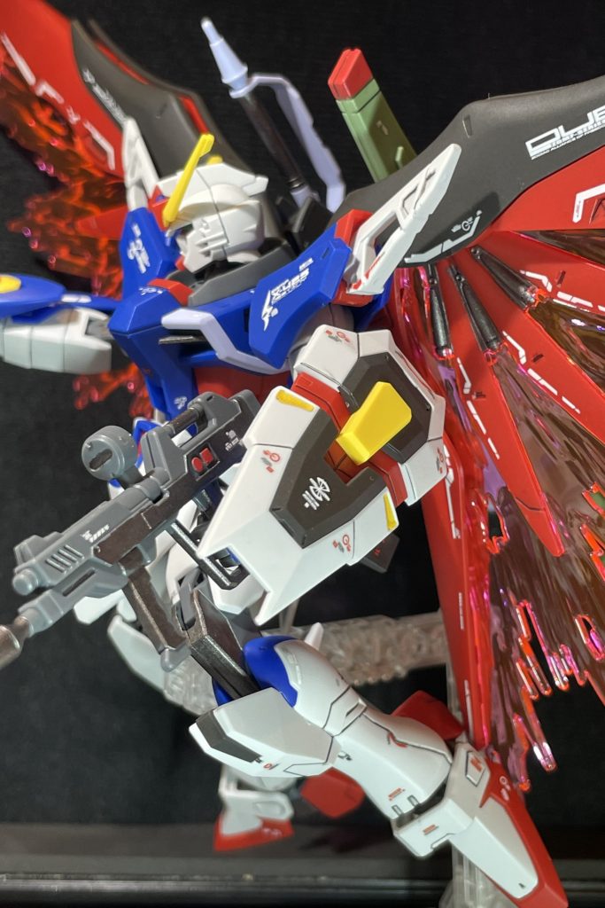 RGのデカール指示を参考にデカール貼りを行いましたが、形状の違いなどありアレンジを加えています。