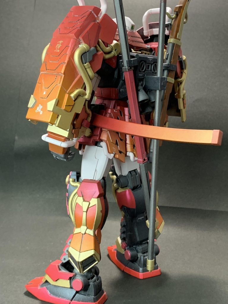 背面グラデーションは肩、前腕、前垂れ、後垂れ、左右ふくらはぎ外側、鞘に塗装。