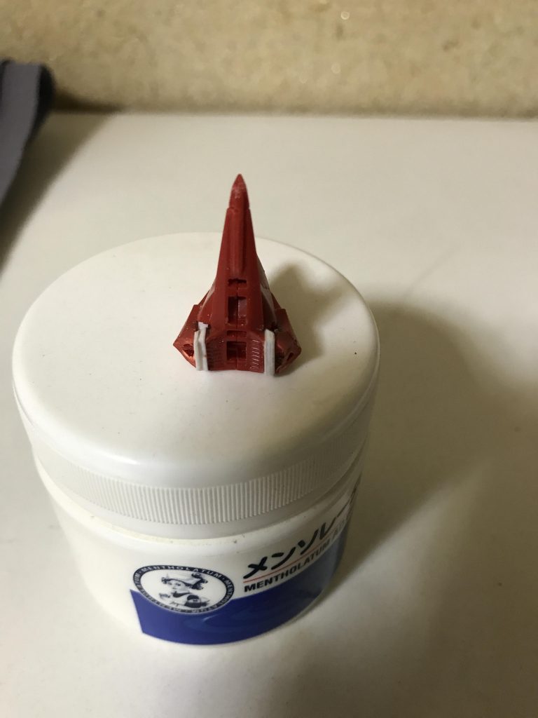 顔部分の改造です。まずこの部分(2か所)でぶった切って1.5mmプラ板を挟みます。